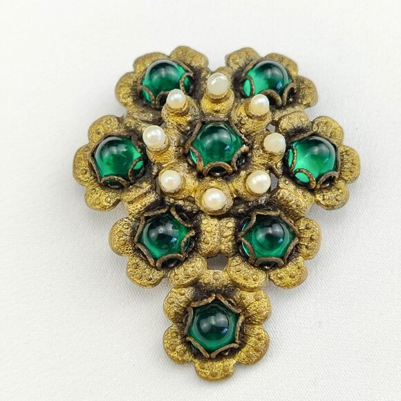 1930's Vintage Gold Tone Metal with Green Rhinestones and Pearls Fur Clip